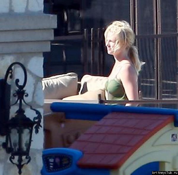 Эксклюзив: 25 февраля Бритни отдыхает во дворе дома в Calabasas08.jpg(Бритни Спирс, Britney Spears)