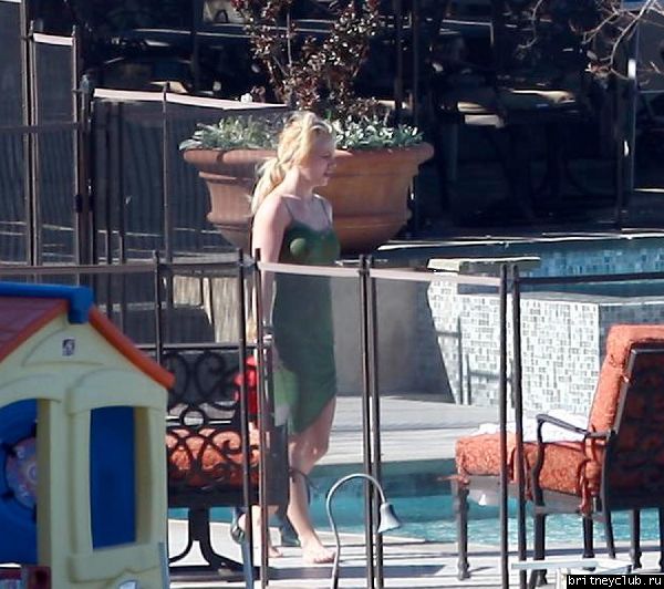 Эксклюзив: 25 февраля Бритни отдыхает во дворе дома в Calabasas09.jpg(Бритни Спирс, Britney Spears)