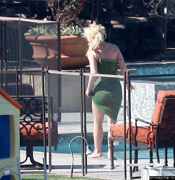 Эксклюзив: 25 февраля Бритни отдыхает во дворе дома в Calabasas10.jpg(Бритни Спирс, Britney Spears)