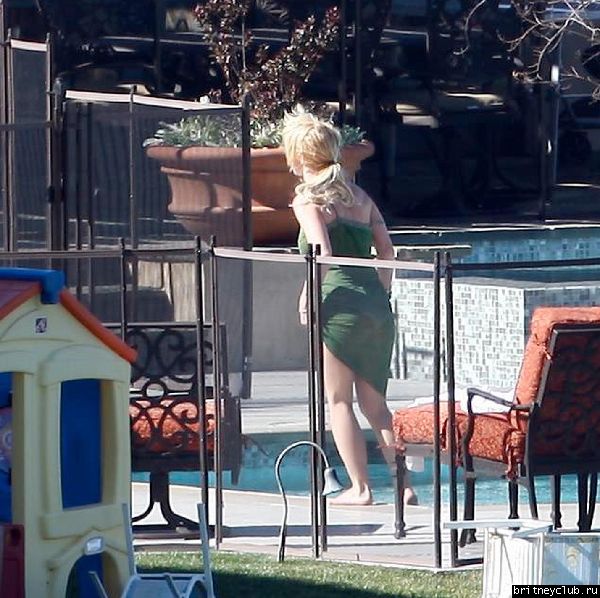 Эксклюзив: 25 февраля Бритни отдыхает во дворе дома в Calabasas11.jpg(Бритни Спирс, Britney Spears)