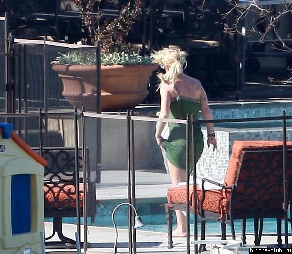 Эксклюзив: 25 февраля Бритни отдыхает во дворе дома в Calabasas12.jpg(Бритни Спирс, Britney Spears)