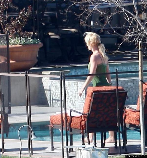 Эксклюзив: 25 февраля Бритни отдыхает во дворе дома в Calabasas13.jpg(Бритни Спирс, Britney Spears)