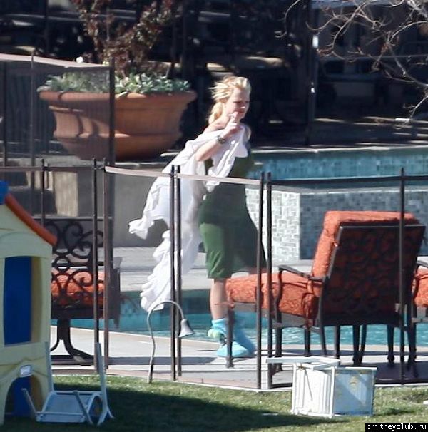 Эксклюзив: 25 февраля Бритни отдыхает во дворе дома в Calabasas14.jpg(Бритни Спирс, Britney Spears)