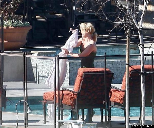 Эксклюзив: 25 февраля Бритни отдыхает во дворе дома в Calabasas15.jpg(Бритни Спирс, Britney Spears)