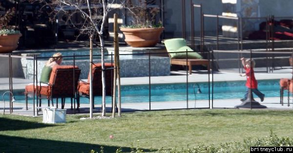 Эксклюзив: 25 февраля Бритни отдыхает во дворе дома в Calabasas17.jpg(Бритни Спирс, Britney Spears)