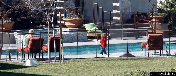 Эксклюзив: 25 февраля Бритни отдыхает во дворе дома в Calabasas18.jpg(Бритни Спирс, Britney Spears)