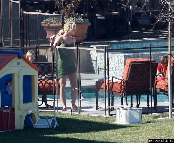 Эксклюзив: 25 февраля Бритни отдыхает во дворе дома в Calabasas19.jpg(Бритни Спирс, Britney Spears)