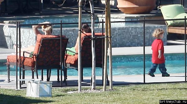 Эксклюзив: 25 февраля Бритни отдыхает во дворе дома в Calabasas24.jpg(Бритни Спирс, Britney Spears)