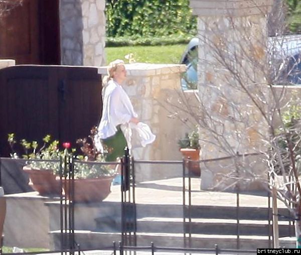 Эксклюзив: 25 февраля Бритни отдыхает во дворе дома в Calabasas25.jpg(Бритни Спирс, Britney Spears)