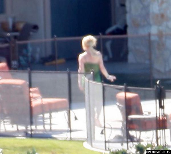Эксклюзив: 25 февраля Бритни отдыхает во дворе дома в Calabasas26.jpg(Бритни Спирс, Britney Spears)