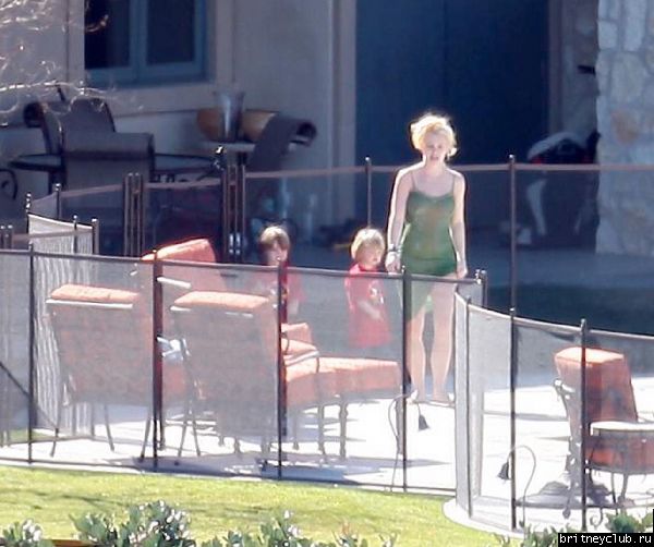 Эксклюзив: 25 февраля Бритни отдыхает во дворе дома в Calabasas27.jpg(Бритни Спирс, Britney Spears)