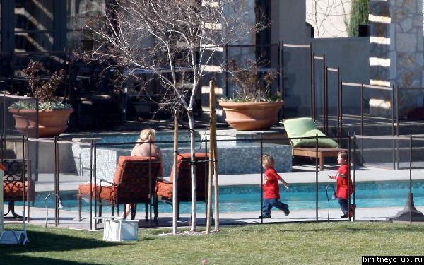 Эксклюзив: 25 февраля Бритни отдыхает во дворе дома в Calabasas28.jpg(Бритни Спирс, Britney Spears)