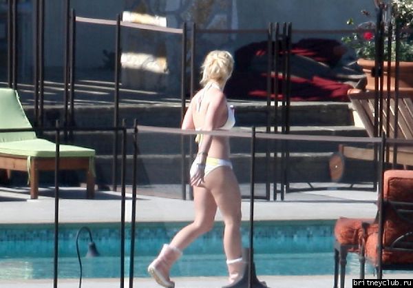 Эксклюзив: 25 февраля Бритни отдыхает во дворе дома в Calabasas29.jpg(Бритни Спирс, Britney Spears)