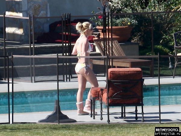 Эксклюзив: 25 февраля Бритни отдыхает во дворе дома в Calabasas30.jpg(Бритни Спирс, Britney Spears)