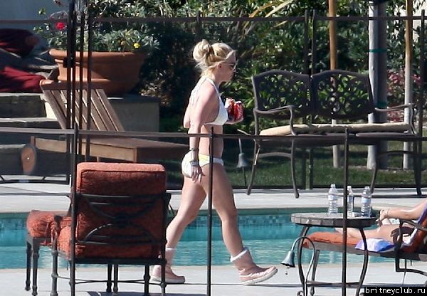 Эксклюзив: 25 февраля Бритни отдыхает во дворе дома в Calabasas31.jpg(Бритни Спирс, Britney Spears)