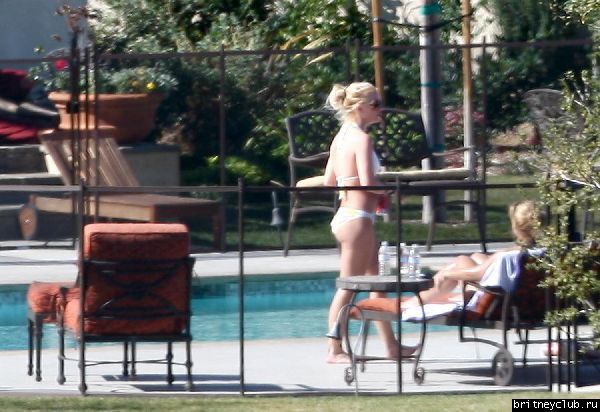 Эксклюзив: 25 февраля Бритни отдыхает во дворе дома в Calabasas32.jpg(Бритни Спирс, Britney Spears)