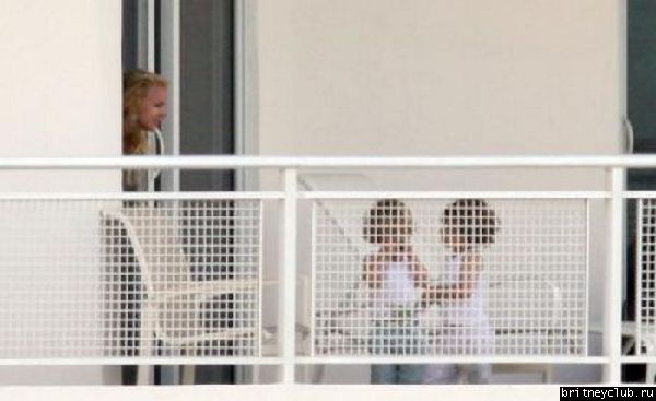 Эксклюзив: 11 марта Бритни  в пижаме на балконе отеля в Майами1.jpg(Бритни Спирс, Britney Spears)