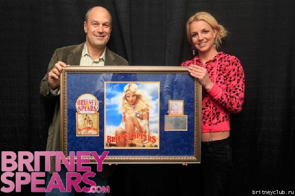 Бритни вручают платиновый сертификат от Jive1.jpg(Бритни Спирс, Britney Spears)