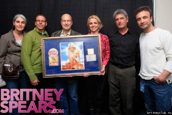 Бритни вручают платиновый сертификат от Jive2.jpg(Бритни Спирс, Britney Spears)