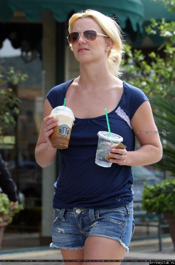 Бритни в Starbucks в Woodland Hills в Лос-Анджелесе6.jpg(Бритни Спирс, Britney Spears)