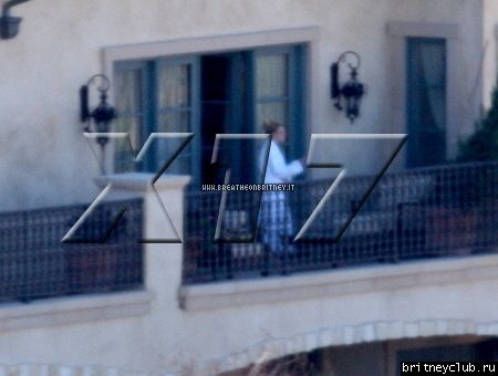 Бритни отдыхает дома в Калабасасе08.jpg(Бритни Спирс, Britney Spears)