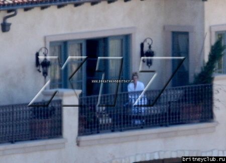 Бритни отдыхает дома в Калабасасе09.jpg(Бритни Спирс, Britney Spears)