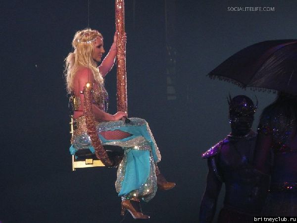 Фотографии с концерта Бритни в Лос-Анджелесе 17 апреля (Фото среднего качества)24.jpg(Бритни Спирс, Britney Spears)