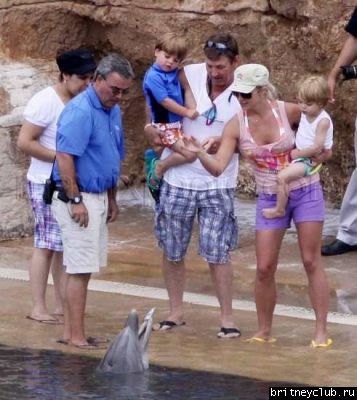 Бритни на шоу дельфинов28.jpg(Бритни Спирс, Britney Spears)