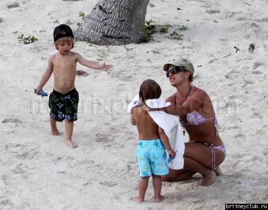 Бритни с детьми отдыхает на пляже003.jpg(Бритни Спирс, Britney Spears)