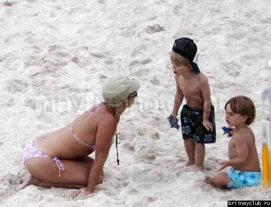Бритни с детьми отдыхает на пляже012.jpg(Бритни Спирс, Britney Spears)