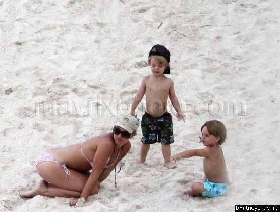 Бритни с детьми отдыхает на пляже013.jpg(Бритни Спирс, Britney Spears)