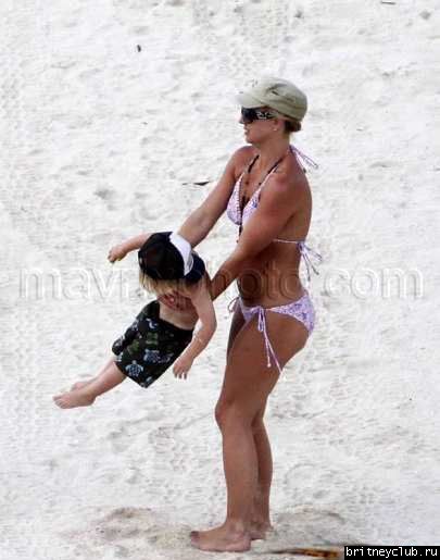 Бритни с детьми отдыхает на пляже014.jpg(Бритни Спирс, Britney Spears)