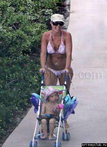 Бритни с детьми отдыхает на пляже015.jpg(Бритни Спирс, Britney Spears)