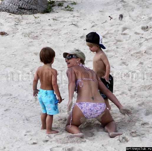 Бритни с детьми отдыхает на пляже017.jpg(Бритни Спирс, Britney Spears)