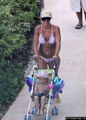 Бритни с детьми отдыхает на пляже021.jpg(Бритни Спирс, Britney Spears)