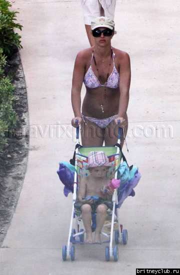 Бритни с детьми отдыхает на пляже023.jpg(Бритни Спирс, Britney Spears)