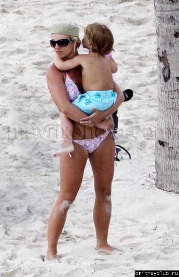 Бритни с детьми отдыхает на пляже024.jpg(Бритни Спирс, Britney Spears)