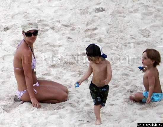 Бритни с детьми отдыхает на пляже026.jpg(Бритни Спирс, Britney Spears)