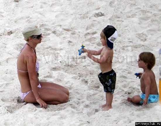Бритни с детьми отдыхает на пляже028.jpg(Бритни Спирс, Britney Spears)