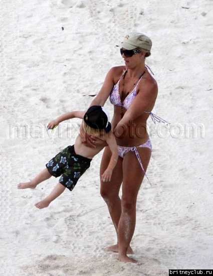 Бритни с детьми отдыхает на пляже032.jpg(Бритни Спирс, Britney Spears)