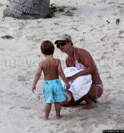Бритни с детьми отдыхает на пляже041.jpg(Бритни Спирс, Britney Spears)