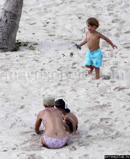 Бритни с детьми отдыхает на пляже042.jpg(Бритни Спирс, Britney Spears)
