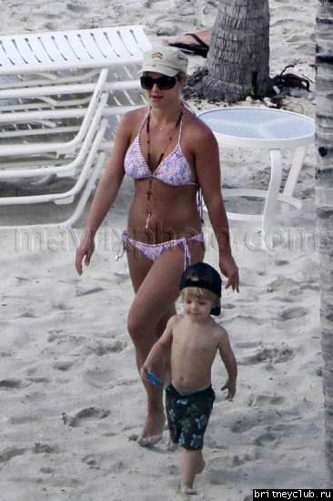 Бритни с детьми отдыхает на пляже048.jpg(Бритни Спирс, Britney Spears)