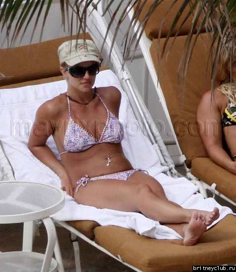 Бритни с детьми отдыхает на пляже073.jpg(Бритни Спирс, Britney Spears)