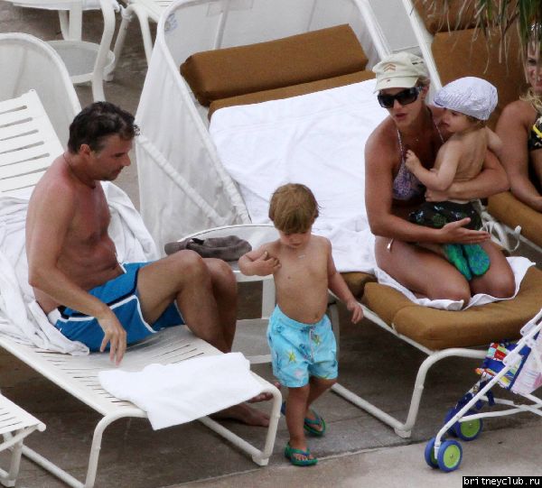 Бритни с детьми отдыхает на пляже121.jpg(Бритни Спирс, Britney Spears)