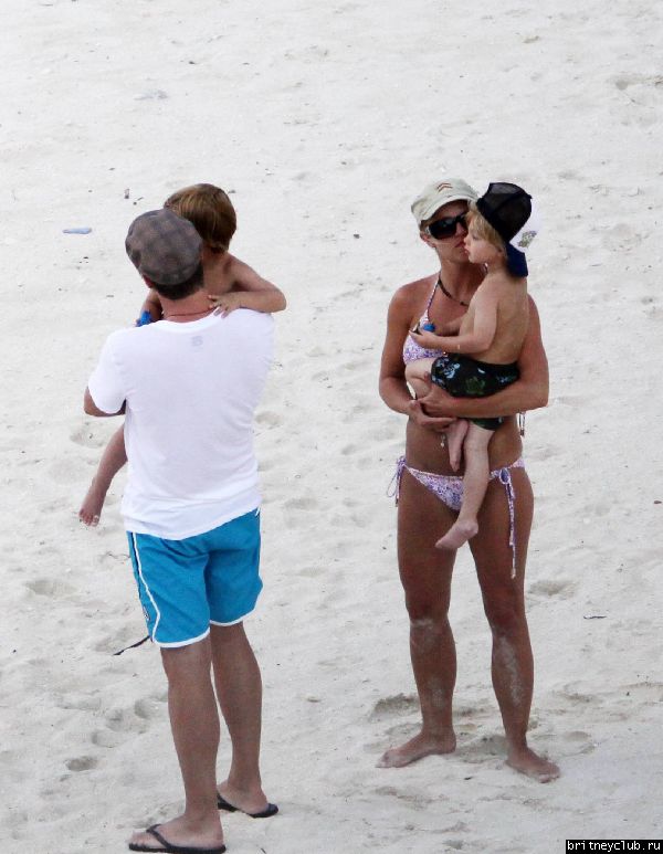 Бритни с детьми отдыхает на пляже122.jpg(Бритни Спирс, Britney Spears)