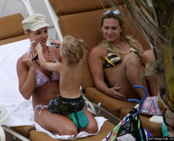 Бритни с детьми отдыхает на пляже124.jpg(Бритни Спирс, Britney Spears)