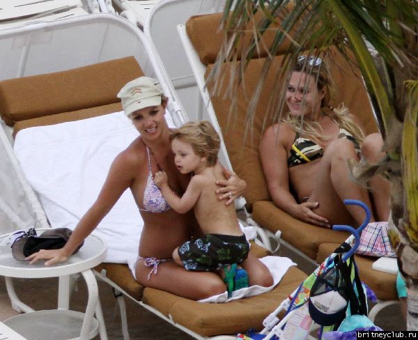 Бритни с детьми отдыхает на пляже125.jpg(Бритни Спирс, Britney Spears)