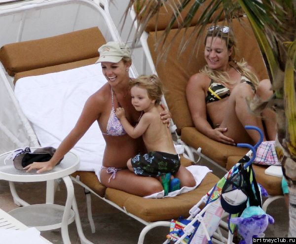 Бритни с детьми отдыхает на пляже126.jpg(Бритни Спирс, Britney Spears)
