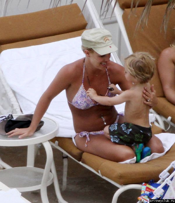 Бритни с детьми отдыхает на пляже128.jpg(Бритни Спирс, Britney Spears)